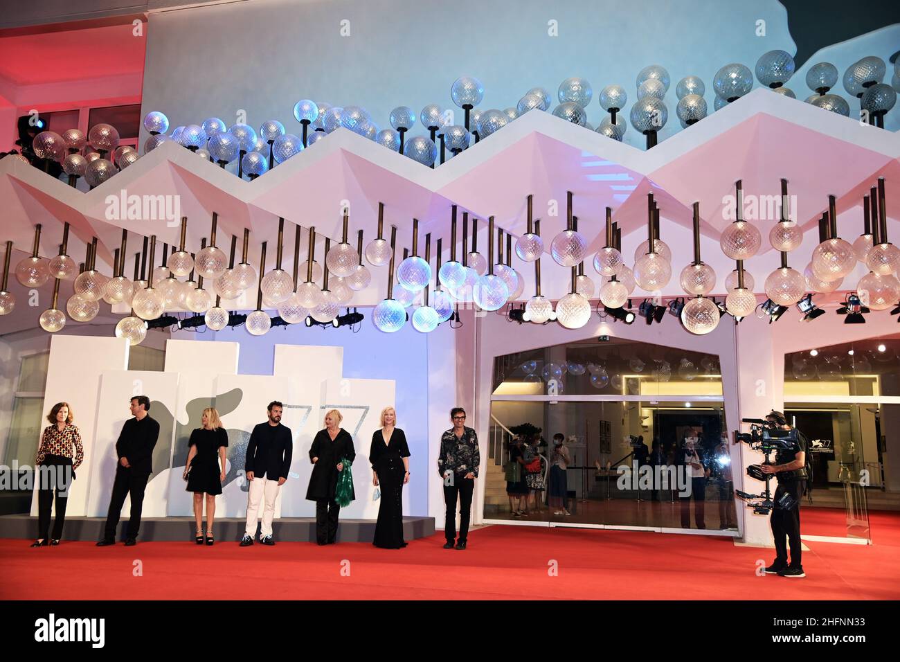 Gian Mattia D'Alberto - LaPresse 2020-09-09 Venedig 77th Venedig Filmfestival "Spy No Tsuma" roter Teppich auf dem Foto: Von L, Jurymitglieder Joanna Hogg, Christian Petzold, Ludivine Sagnier, Matt Dillon, Veronika Franz, Venezia77 Jurypräsidentin Cate Blanchett und Nicola Lagioia Stockfoto