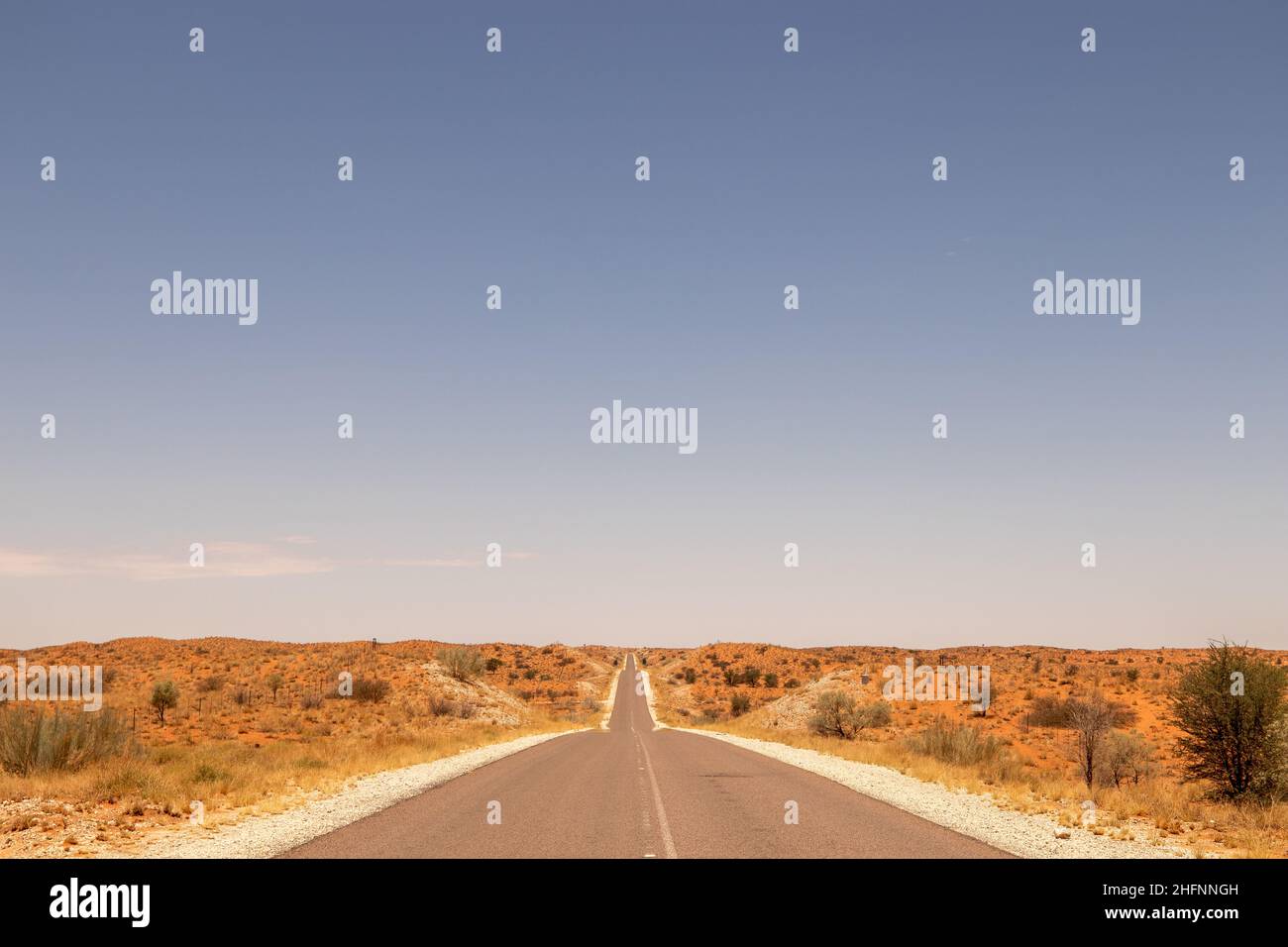 Lange Teerstraße von Upington zum Kgalagadi Stockfoto