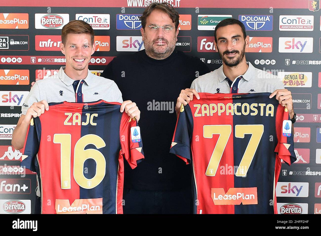 Foto LaPresse - Tano Pecoraro25-09-2020 Genua - (Italia)Sport CalcioConferenza stampa Genua, presentazione dei nuovi giocatori Zajc e Zappacosta nella foto: Miha Zajc , Daniele Faggiano e Davide Zappacosta Foto LaPresse - Tano PecoraroSeptember 25, 2020 Genova - (Italien)Sport SoccerGenua Vorstellung der neuen Spieler Zacosta im Bild: Miha Zajc , Daniele Faggiano, Davide Zappacosta Stockfoto