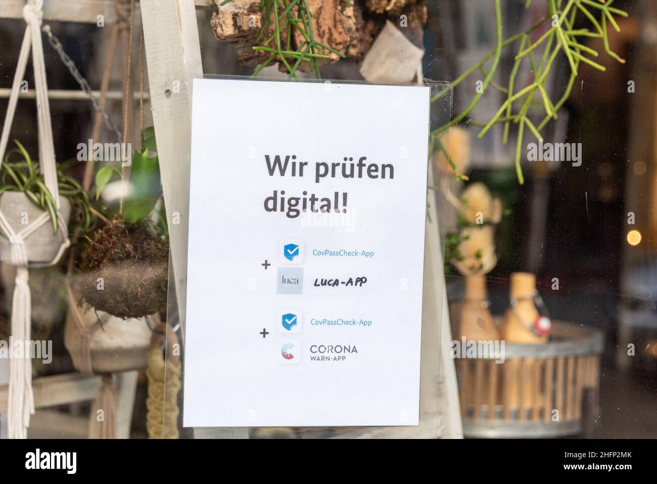 Innenstadt der Landeshauptstadt Kiel. Schilder in der Innenstadt mit den neuesten Corona-Regeln Stockfoto