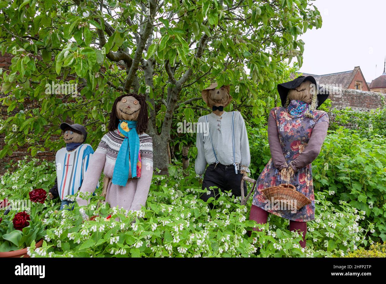 Eine Gruppe skurriler Vogelscheuchen bewacht die Produkte in den Arundel Castle Gardens, West Sussex, Großbritannien Stockfoto