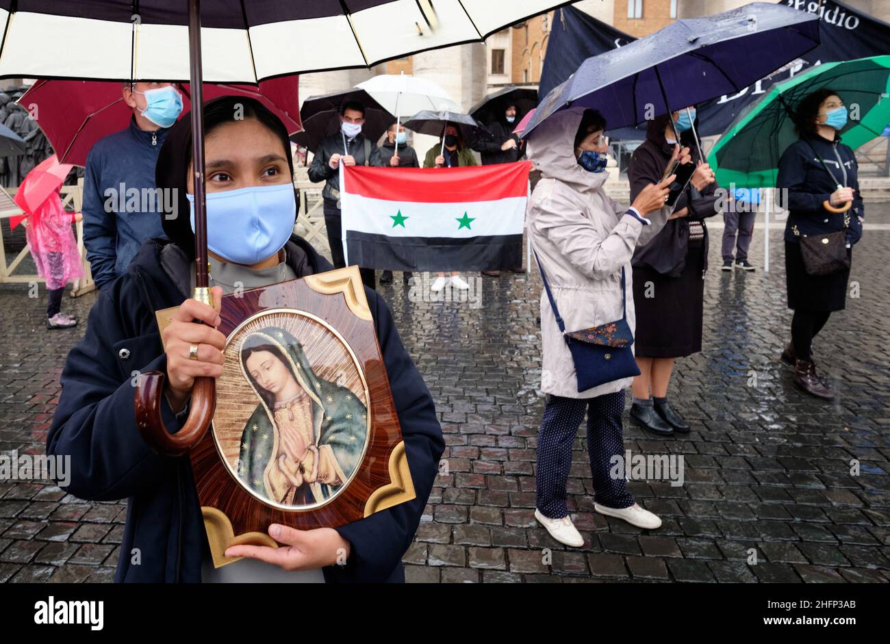 Mauro Scrobogna /LaPresse 27. September 2020&#xa0; Rom, Italien Nachrichten Vatikanstadt, Petersplatz -106th Welttag der Migranten und Flüchtlinge 2020 auf dem Foto: Gemeinschaft Sant&#X2019;Egidio nimmt am Welttag der Migranten und Flüchtlinge 106th Teil, mit "Peace People", bestehend aus Migranten, die die italienischen sprach- und Kulturschulen der Gemeinschaft besuchen, und einigen Flüchtlingen, die durch die humanitären Korridore gekommen sind. Stockfoto