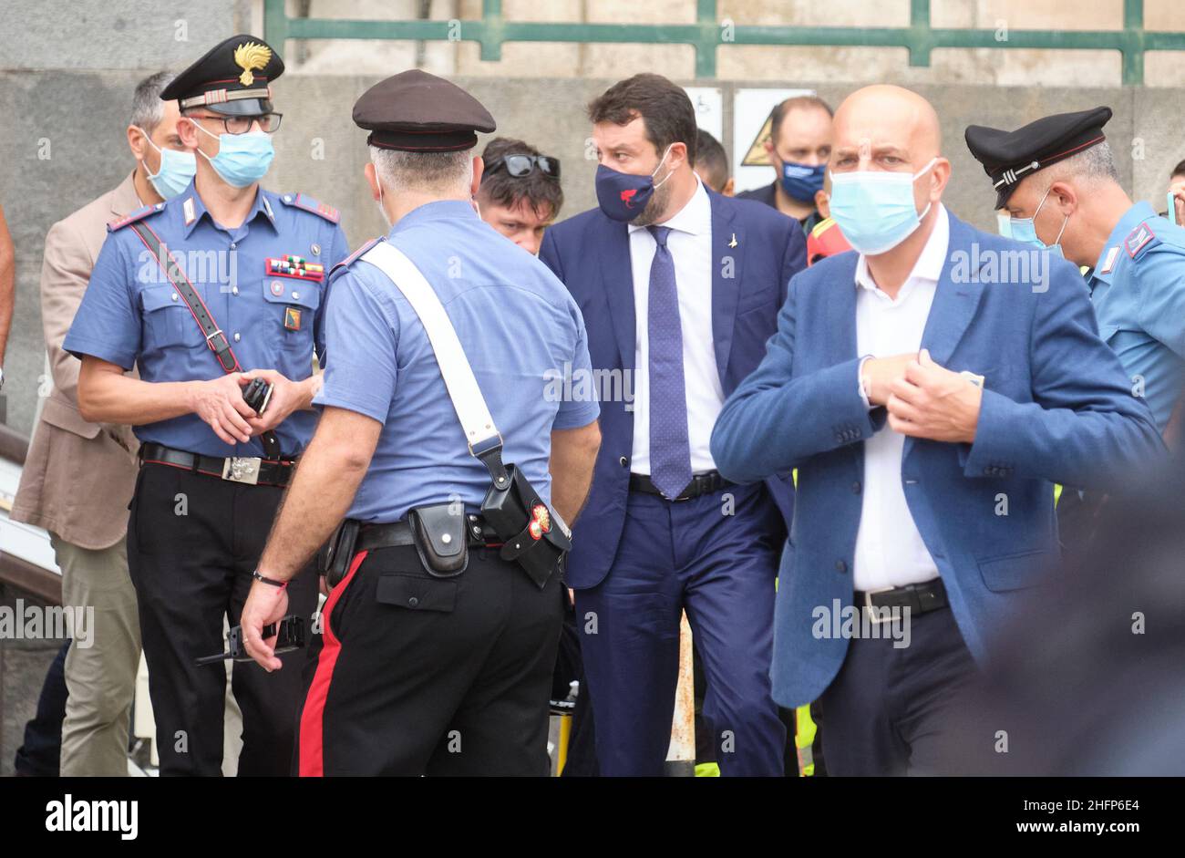 Mauro Scrobogna /LaPresse 03. Oktober 2020&#xa0; Catania Italien politischen Prozess auf dem Schiff Gregoretti Fall auf dem Foto:der Führer der Liga Matteo Salvini am Gericht von Catania für die Vorverhandlung des Prozesses, in dem er der Entführung beschuldigt wird, verlässt das Gericht mit der Rechtsanwältin Senator Giulia Bongiorno in einem Rollstuhl Stockfoto