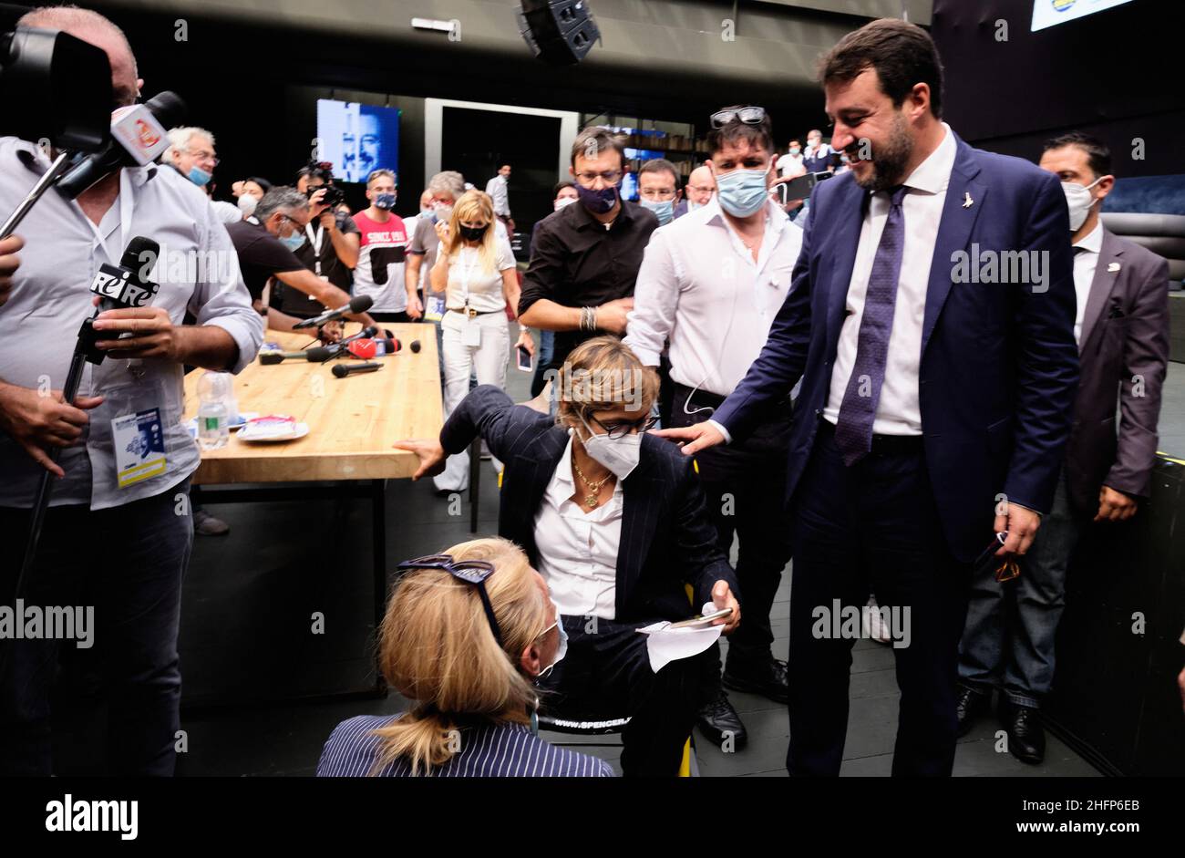 Mauro Scrobogna /LaPresse 03. Oktober 2020&#xa0; Catania Italien politischer Prozess im Kirchenschiff Gregoretti-Fall auf dem Foto: Der Anführer der Liga Matteo Salvini mit der Rechtsanwältin Senatorin Giulia Bongiorno im Rollstuhl während der Pressekonferenz nach der Gerichtsverhandlung Stockfoto