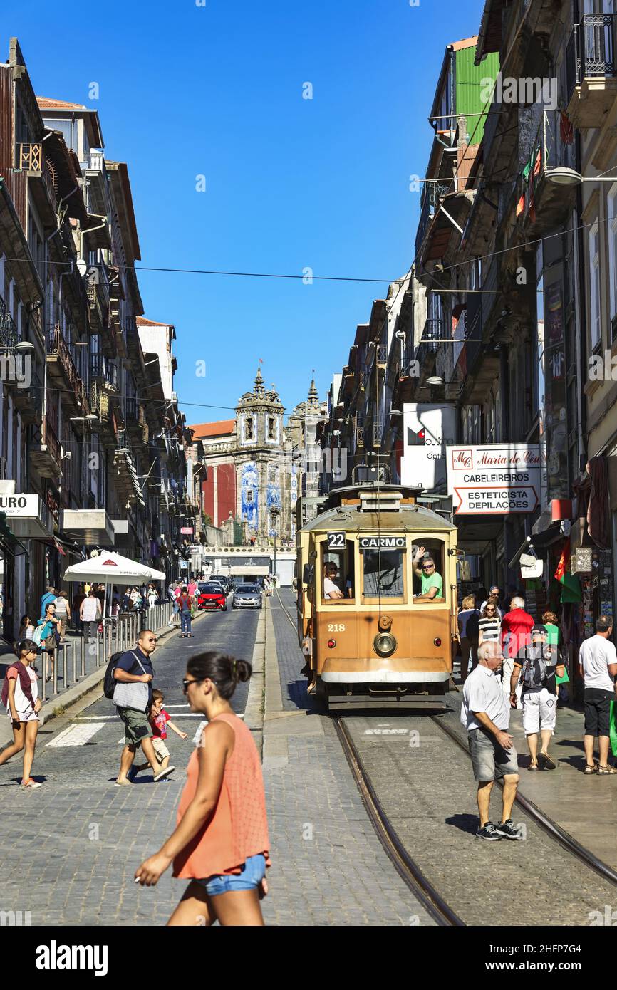 Portugal. Anschluss. Die Straßenbahnlinie 22 fährt die Rue du 31 Janvier hinauf, die Kirche Saint-Ildefonse ist mit Azulejos bedeckt Stockfoto