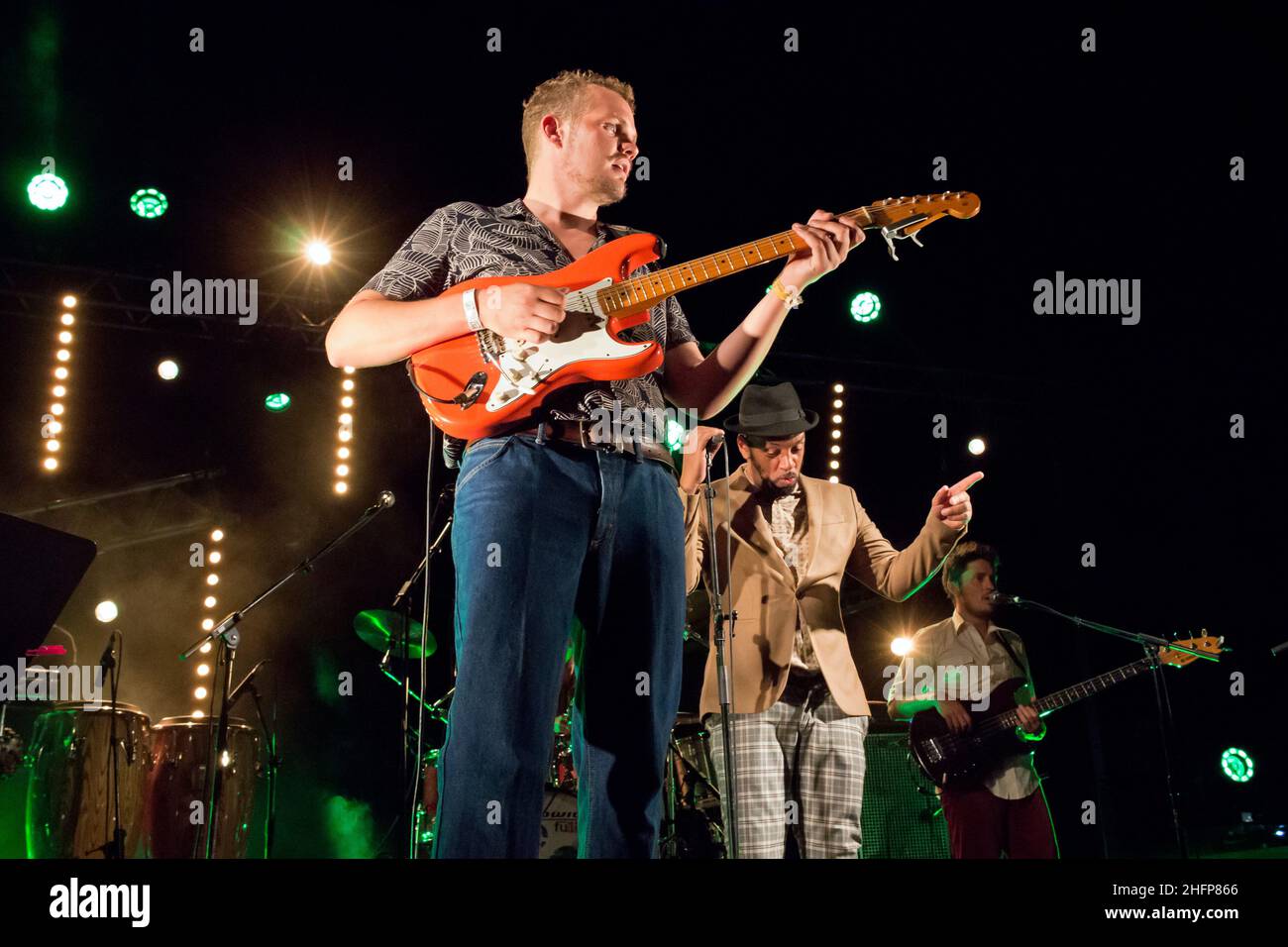 Musikfestival zwischen Klippen und Weinbergen auf der Domaine de l'Hortus. Pat Kalla & die Mojo Band im Konzert. Valflaunes, Ockzitanien, Frankreich Stockfoto