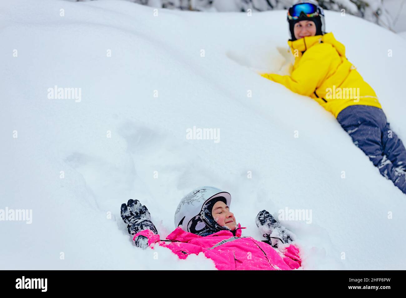 Glückliche Mutter und Tochter verbringen Zeit zusammen in den Winterferien. Junge schöne Frau aus dem Kaukasus und ihre Tochter Stockfoto