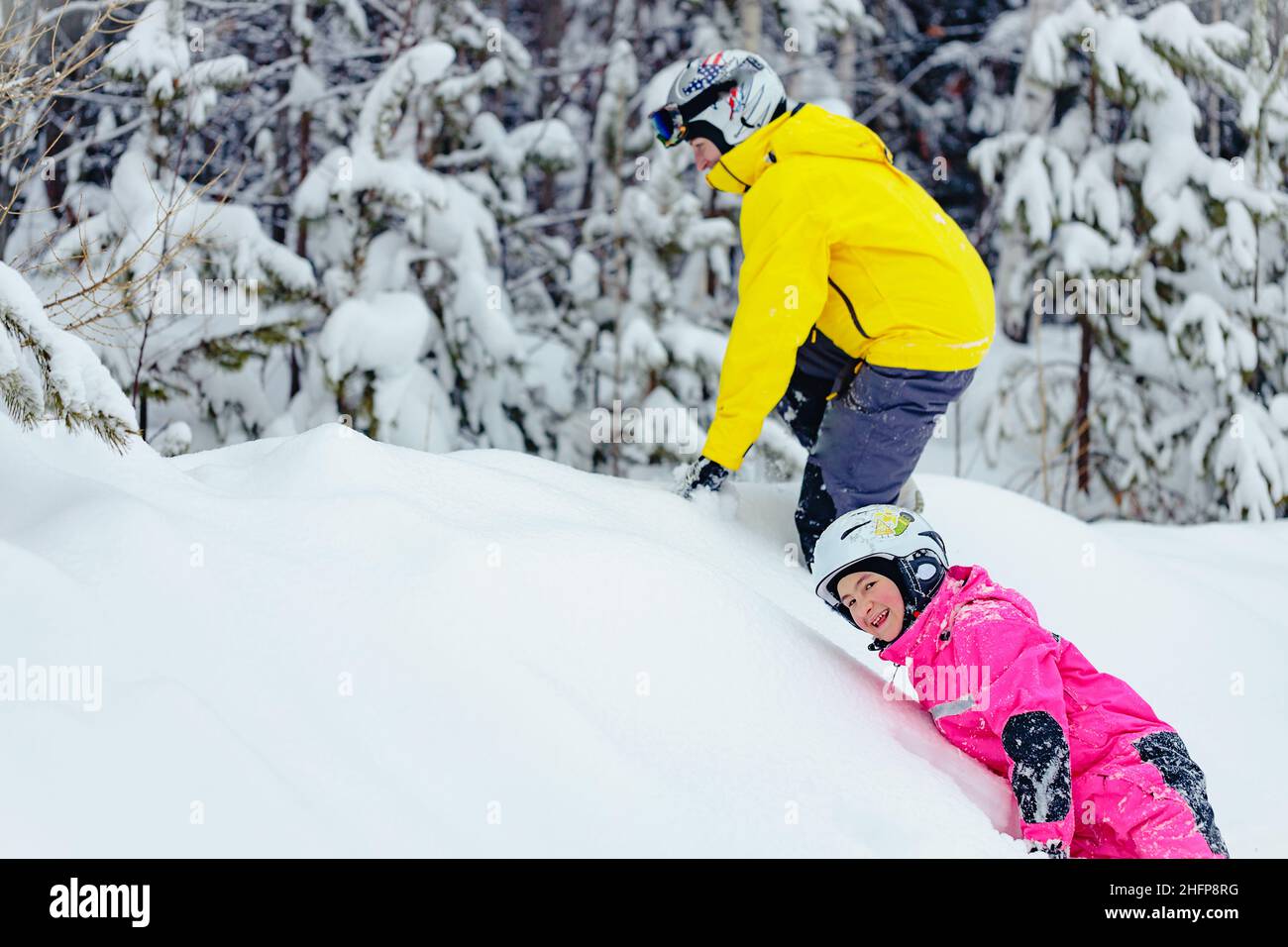 Glückliche Mutter und Tochter verbringen Zeit zusammen in den Winterferien. Junge schöne Frau aus dem Kaukasus und ihre Tochter Stockfoto