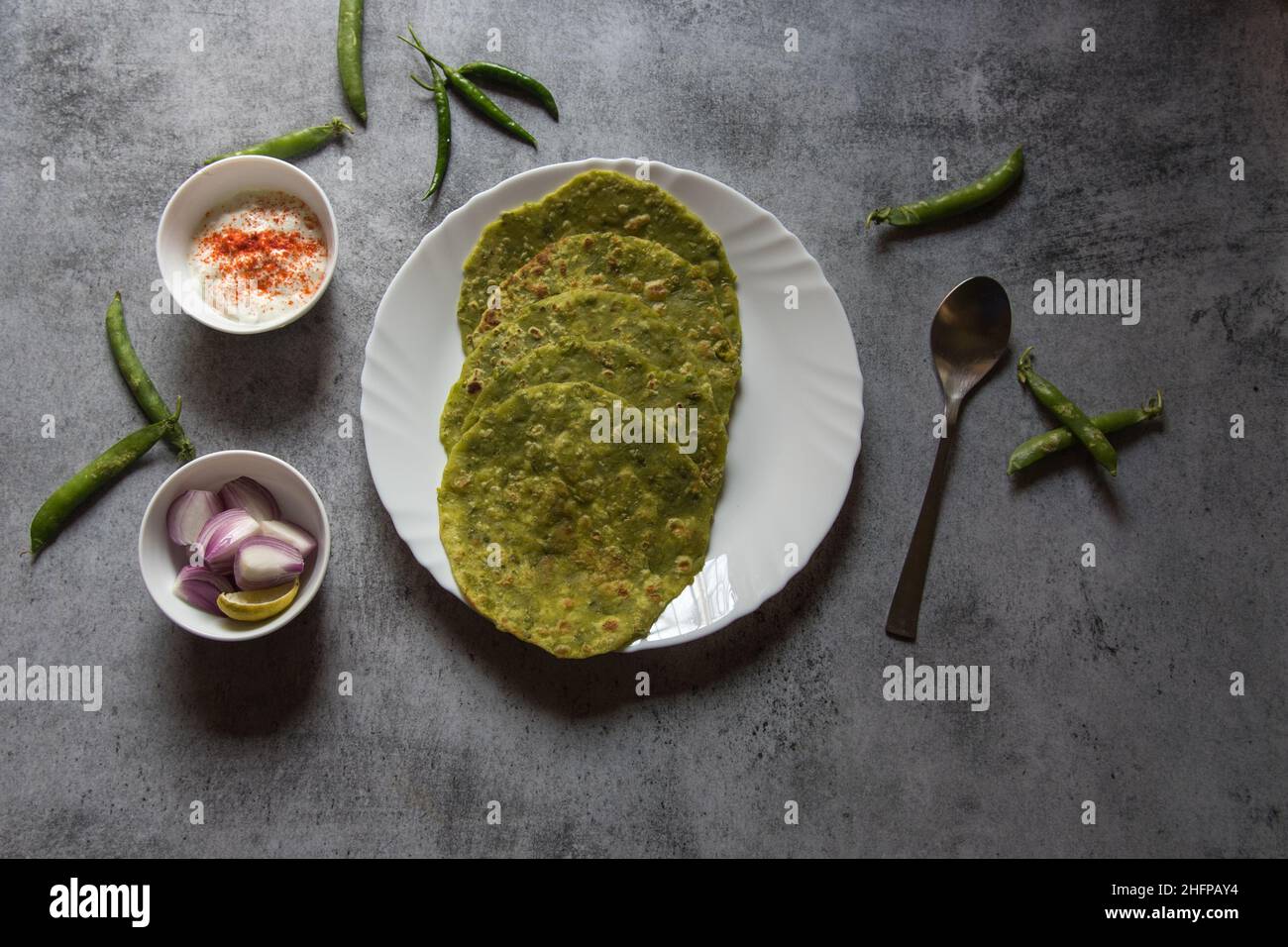 Grüne Erbsen gefülltes indisches Fladenbrot oder Matar ka Paratha serviert Stockfoto