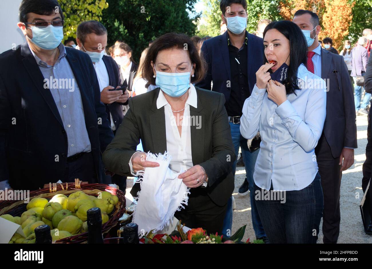 Mauro Scrobogna /LaPresse 08. Oktober 2020&#xa0; Frosinone, Italien Politics School - Minister Azzolina besucht das Angeloni Institut in Frosinone auf dem Foto: Die Bildungsministerin Lucia Azzolina besucht das "Luigi Angeloni" Agricultural Institute in Frosinone und trifft die Studenten, die sich mit der Weinlese auf dem Bauernhof der Schule beschäftigen. Stockfoto