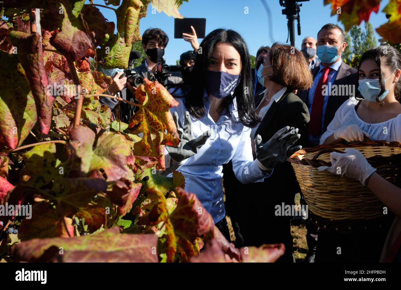 Mauro Scrobogna /LaPresse 08. Oktober 2020&#xa0; Frosinone, Italien Politics School - Minister Azzolina besucht das Angeloni Institut in Frosinone auf dem Foto: Die Bildungsministerin Lucia Azzolina besucht das "Luigi Angeloni" Agricultural Institute in Frosinone und trifft die Studenten, die sich mit der Weinlese auf dem Bauernhof der Schule beschäftigen. Stockfoto