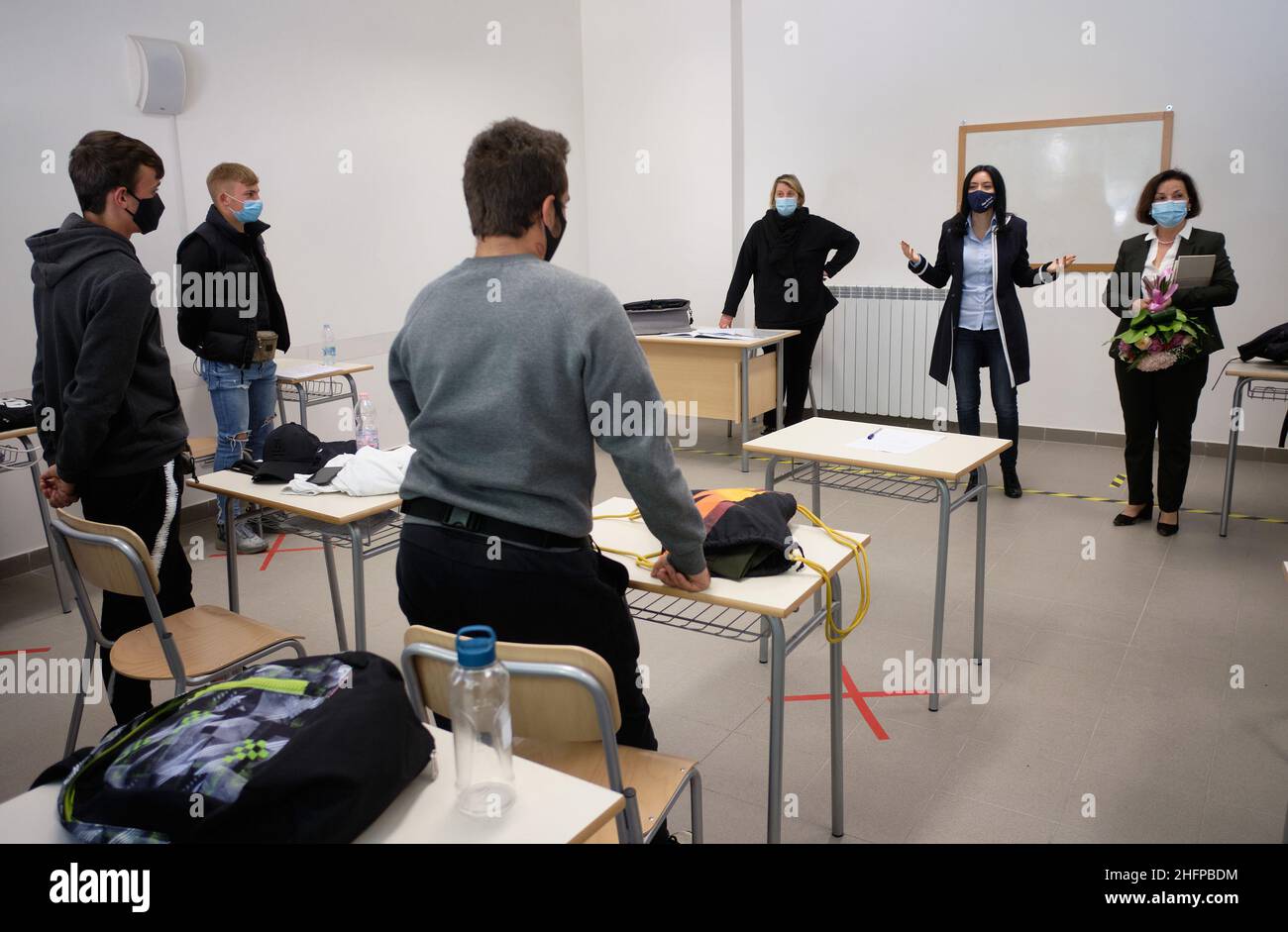 Mauro Scrobogna /LaPresse 08. Oktober 2020&#xa0; Frosinone, Italien Politics School - Minister Azzolina besucht das Angeloni Institut in Frosinone auf dem Foto: Die Bildungsministerin Lucia Azzolina besucht das "Luigi Angeloni" Agricultural Institute in Frosinone und trifft die Studenten, die sich mit der Weinlese auf dem Bauernhof der Schule beschäftigen. Stockfoto