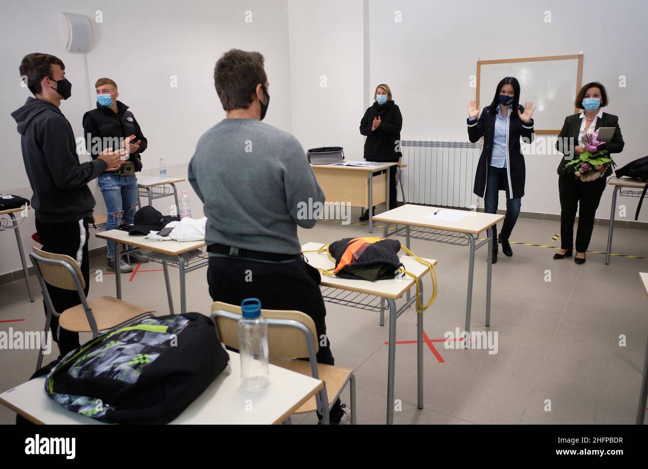 Mauro Scrobogna /LaPresse 08. Oktober 2020&#xa0; Frosinone, Italien Politics School - Minister Azzolina besucht das Angeloni Institut in Frosinone auf dem Foto: Die Bildungsministerin Lucia Azzolina besucht das "Luigi Angeloni" Agricultural Institute in Frosinone und trifft die Studenten, die sich mit der Weinlese auf dem Bauernhof der Schule beschäftigen. Stockfoto