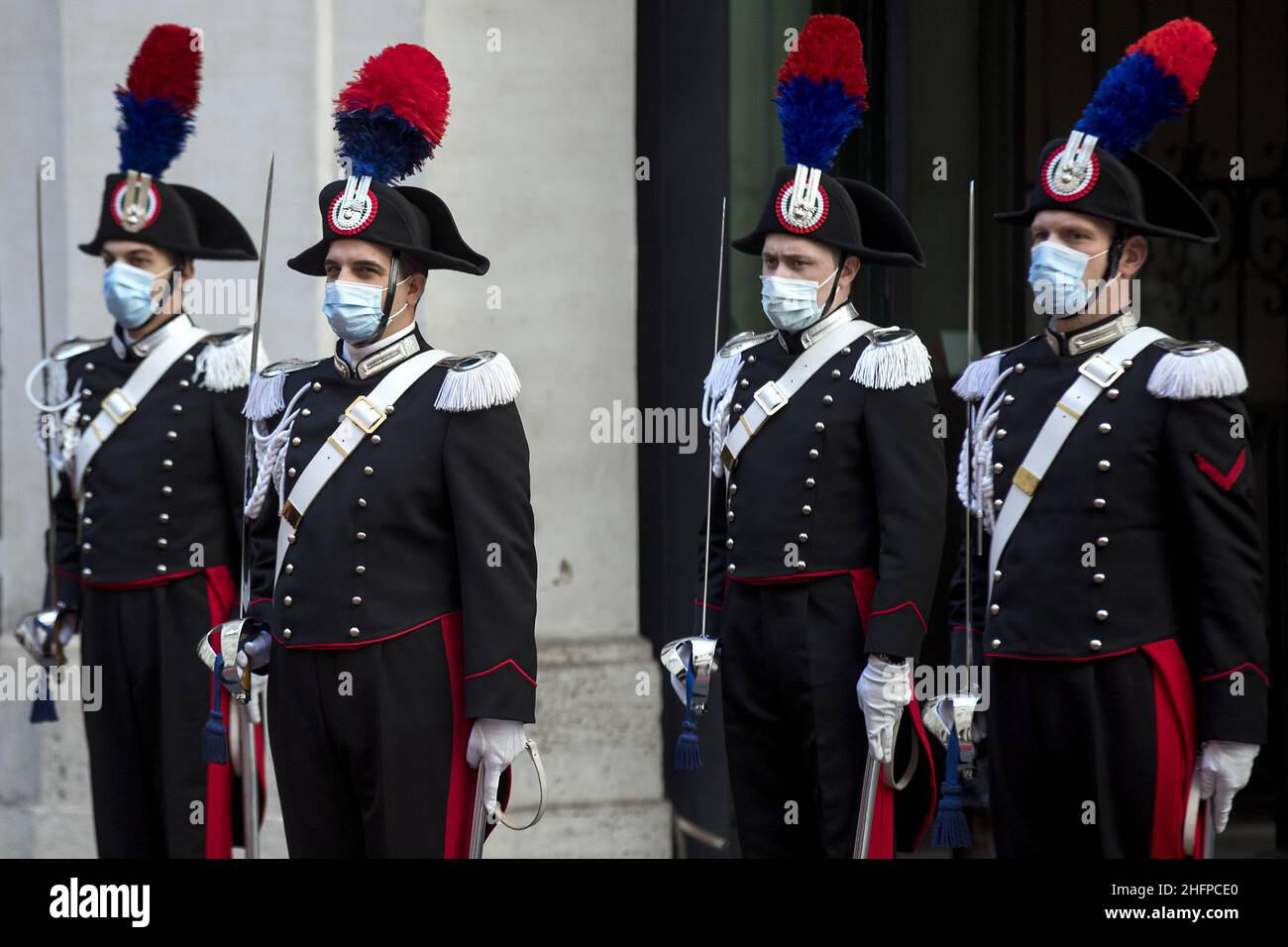 Roberto Monaldo / LaPresse 09-10-2020 Rom (Italien) Chigi Palast - Carabinieri mit Maske Stockfoto