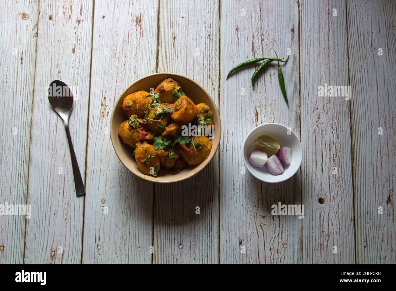Beliebte indische Lebensmittel Dum aloo oder Kartoffel-Masala Soße in einer Schüssel. Draufsicht. Stockfoto
