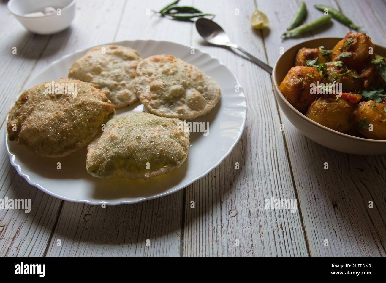 Nahaufnahme von puri oder indischem Fladenbrot, frittiert und auf einem Teller serviert. Selektiver Fokus. Stockfoto