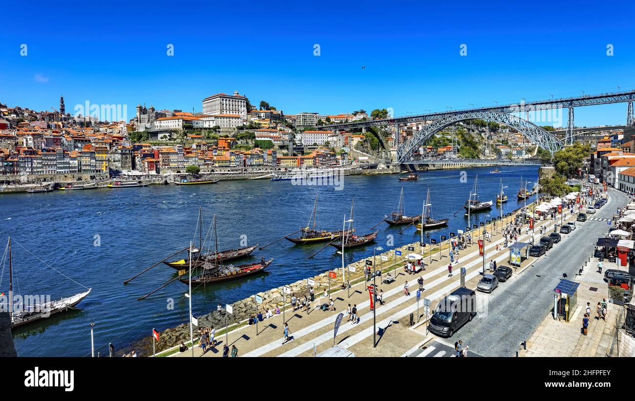 Portugal. Porto. Typische Transportboote von Porto namens Rabelos auf dem Douro-Fluss, Gaia-Viertel, Bischofspalast, Ribeira-Viertel, Dom-Luis-Brücke Stockfoto