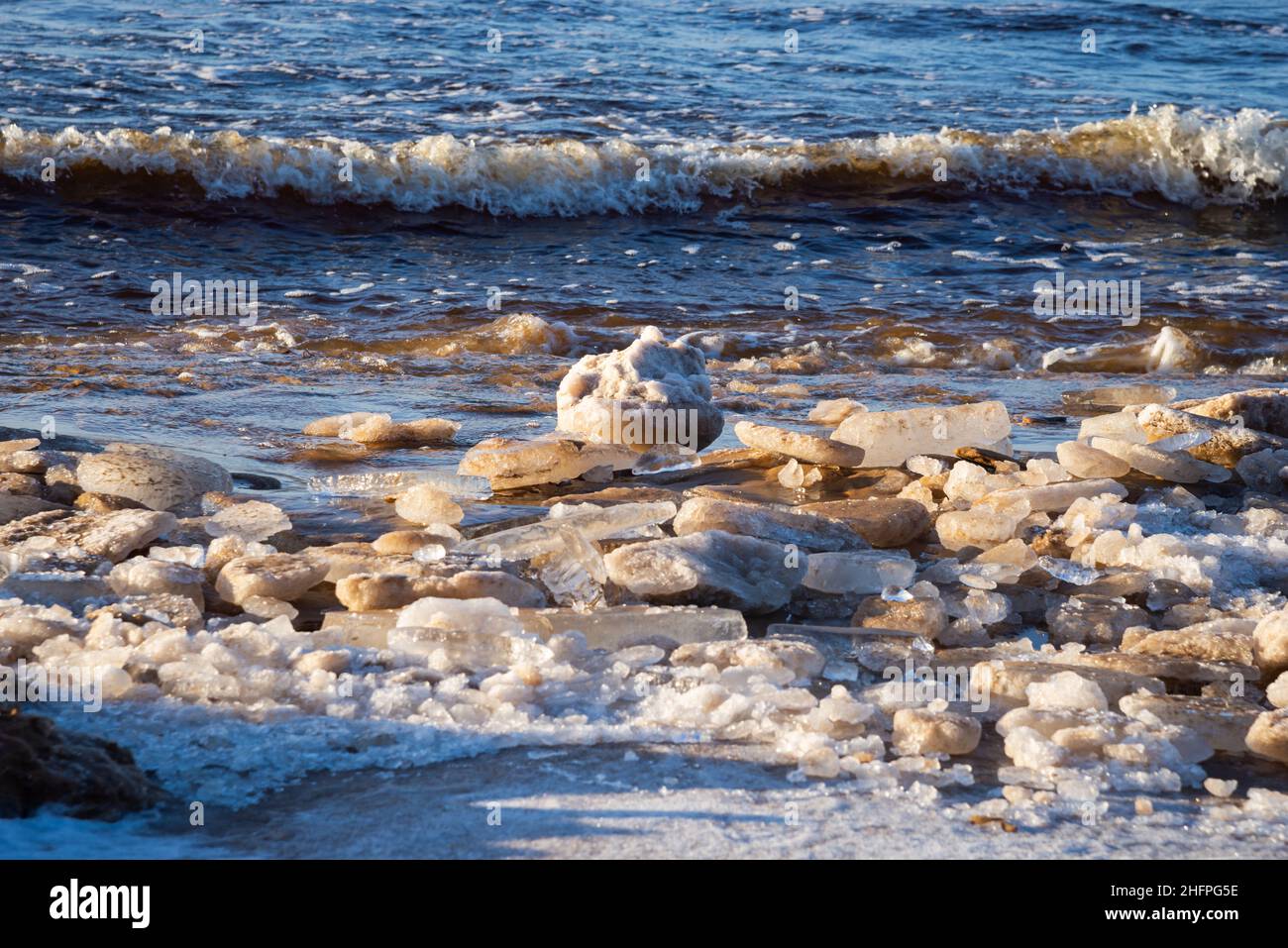 Ostsee im Winter mit gebrochenen Eisrissen. Große Eisstücke, die ins Meer getrieben wurden. Pack Ice baut die Eisberge auf. Stockfoto