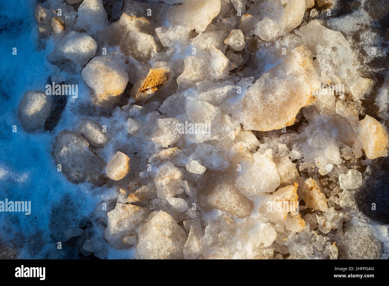 Eisblöcke am Meer. Rissige Eisstruktur. Draufsicht. Natur Winter Hintergrund. Stockfoto