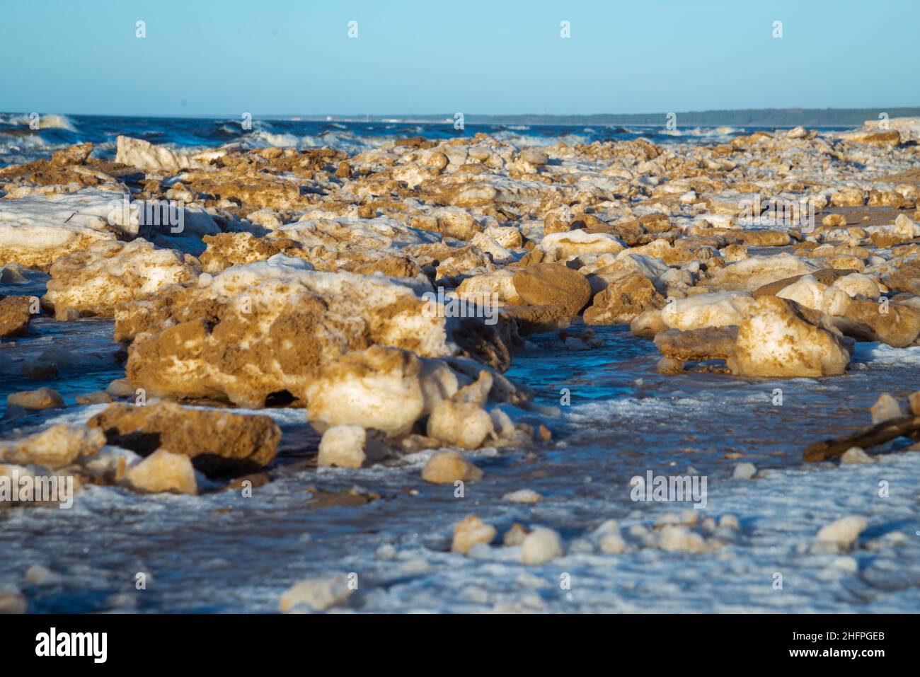 Gefrorene Meer Strand Panorama im Winter mit viel Eis und Schnee am späten Abend Stockfoto