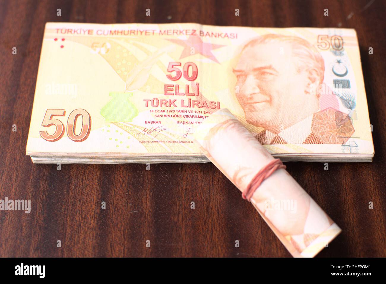 Viele 50 türkische Liras und eine gerollt Stockfoto