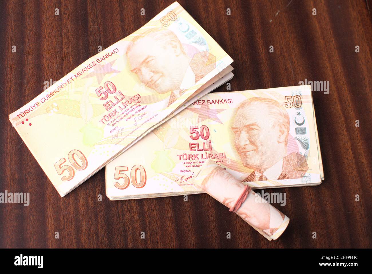 Viele 50 türkische Liras und eine gerollt Stockfoto
