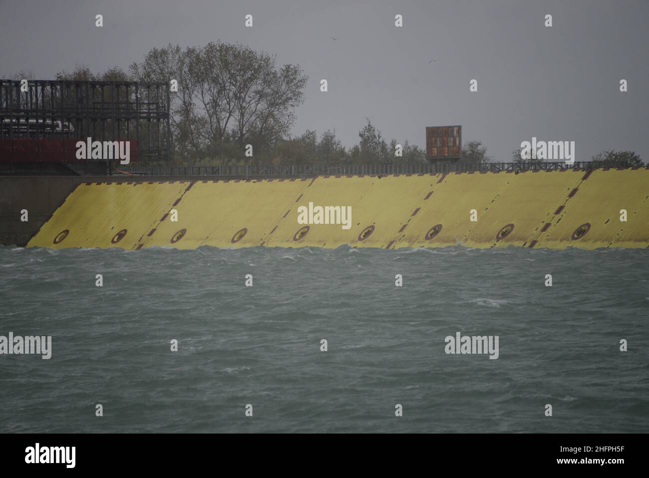 Foto LaPresse/Anteo Marinoni15/10/2020 Venezia (Italia)CronacaMaltempo Venezia, il Mose ferma l'acqua alta per la seconda voltaIl Mose, sistema di barriere protettive contro l&#X2019;acqua alta, &#XE8; entrato in funzione per la seconda volta.Nella foto: immagini della barriera Mose in funzionePhoto LaPresse/Anteo Marinoni15/10/2020 Venice (Italy)NewsSchlechtes Wetter Venedig, die Mose stoppt das Hochwasser zum zweiten Mal die Mose, ein System von Schutzbarrieren gegen Hochwasser, ist zum zweiten Mal in Betrieb.auf dem Foto: Bilder der Mose-Barriere in Betrieb Stockfoto