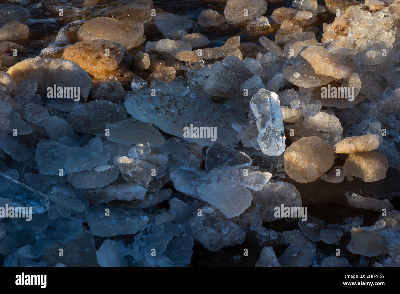 Eisstücke, die an einem kalten Wintertag vom Meer gespült wurden Stockfoto