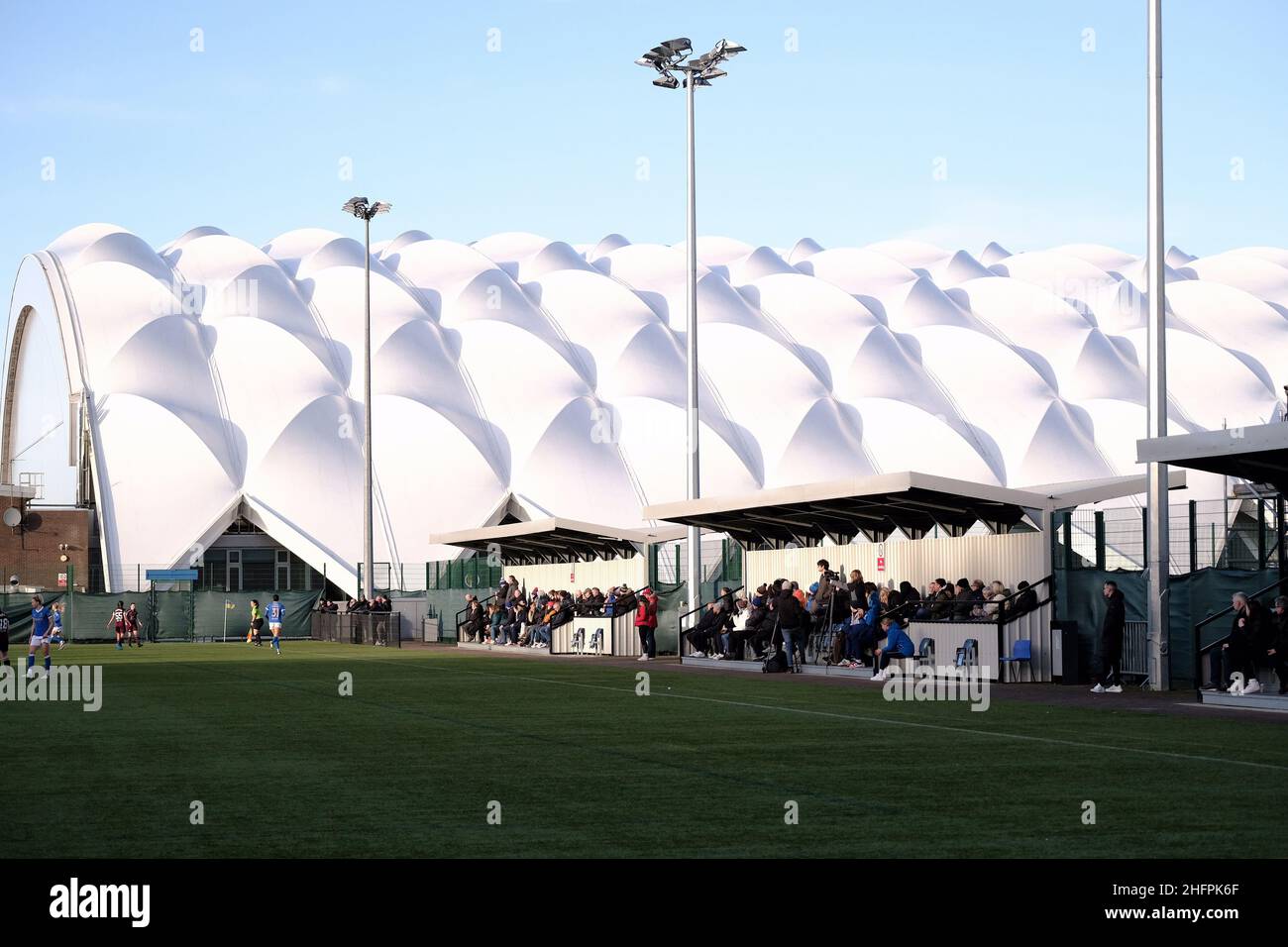 Edinburgh, Großbritannien. 16th Januar 2022. Oriam, Edinburgh, Schottland, 16th. Januar 2022 die kleinen Tribünen waren während des Spiels zwischen Hearts und Rangers SWPL1 in Oriam in Edinburgh, Schottland, voller Zuschauer. Park's Motor Group Scottish Women's Premier League 1 Alex Todd/SPP Credit: SPP Sport Press Photo. /Alamy Live News Stockfoto