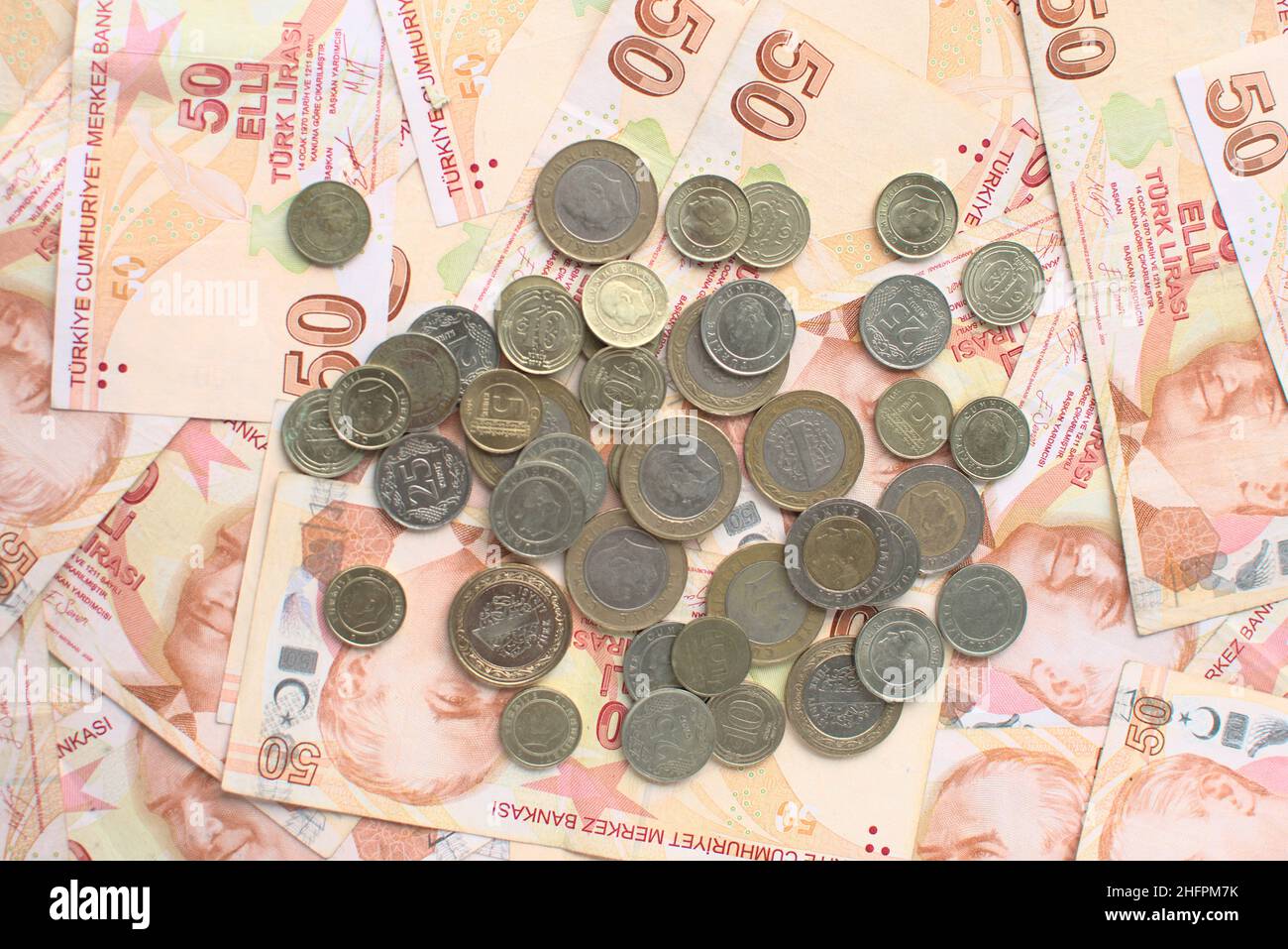 Viele 50 türkische Liras und einige Münzen Stockfoto