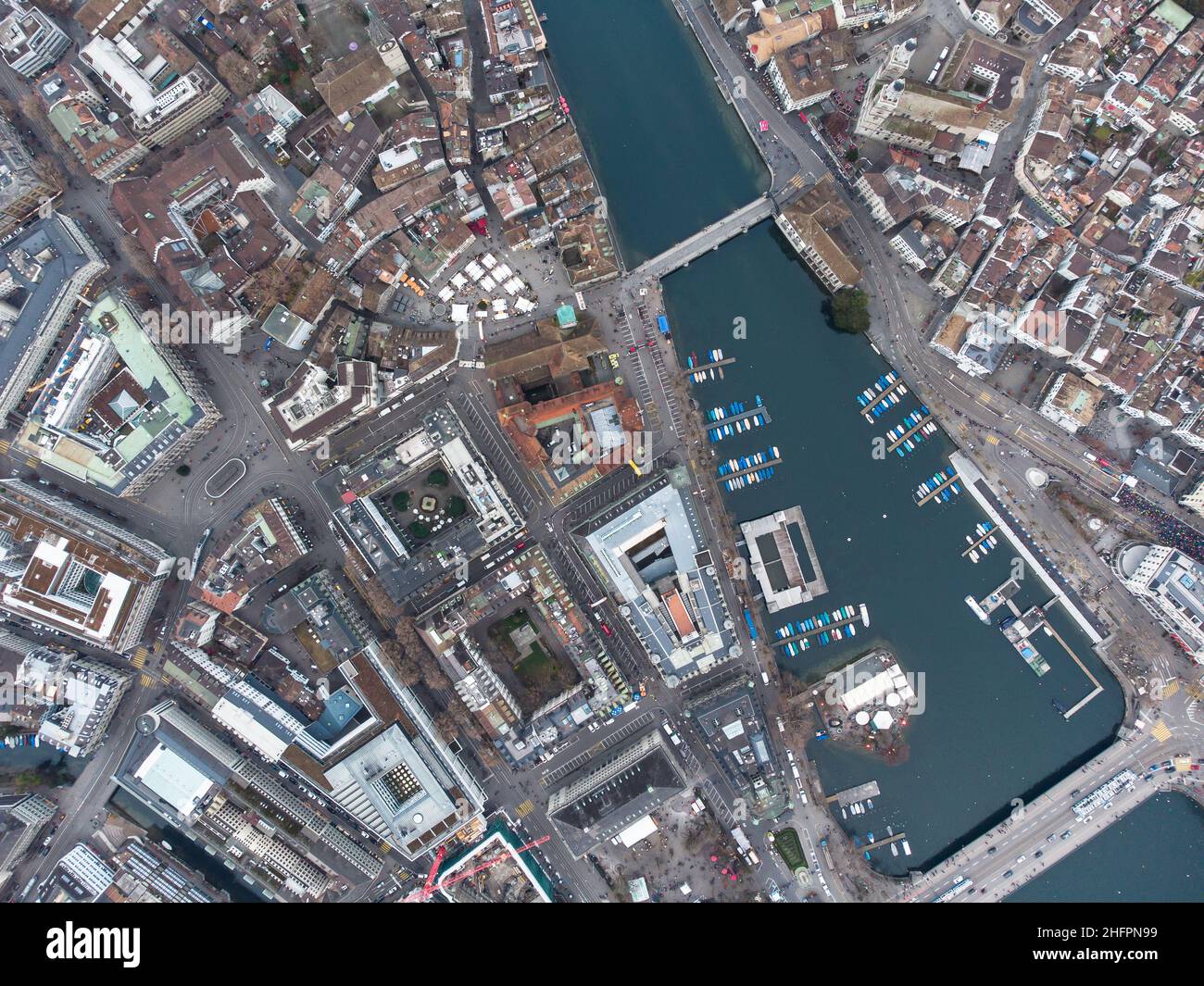 Luftaufnahme der Zürcher Innenstadt von oben mit dem Geschäftsviertel und der Altstadt, die durch die Limmat in der Schweiz getrennt sind Stockfoto Luftaufnahme der Zürcher Innenstadt von oben mit dem Geschäftsviertel und der Altstadt, die durch die Limmat in der Schweiz getrennt sind Stockfoto