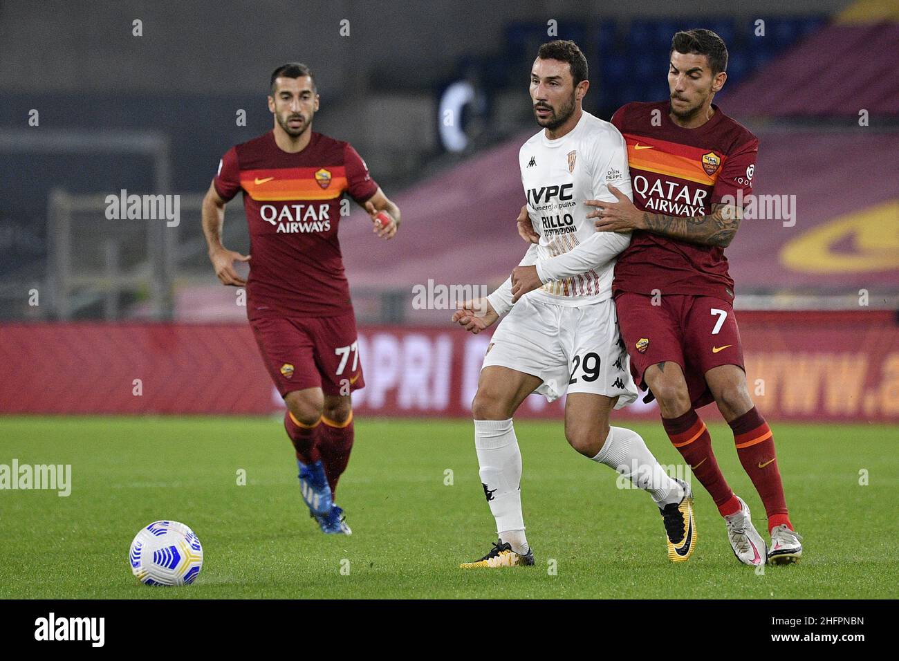 Fabrizio Corradetti / LaPresse Oktober 18st 2020 Rom, Italien Sport Soccer Roma vs Lazio - Italienische Fußball-Liga A Tim 2018/2019 - Olimpico-Stadion. Im Bild: Artur Donita (Benevento) Lorenzo Pellegrini (AS Roma) Stockfoto