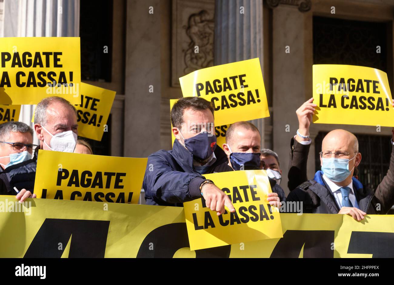 Mauro Scrobogna /LaPresse October 20, 2020&#xa0; Rom, Italien Politik Lega - Präsidium unter dem INPS-Hauptquartier auf dem Foto: Lega-Chef Matteo Salvini mit seinen Abgeordneten während der Initiative unter dem Hauptquartier des INPS-Managements neben dem Palazzo Chigi auf der Piazza Colonna Stockfoto