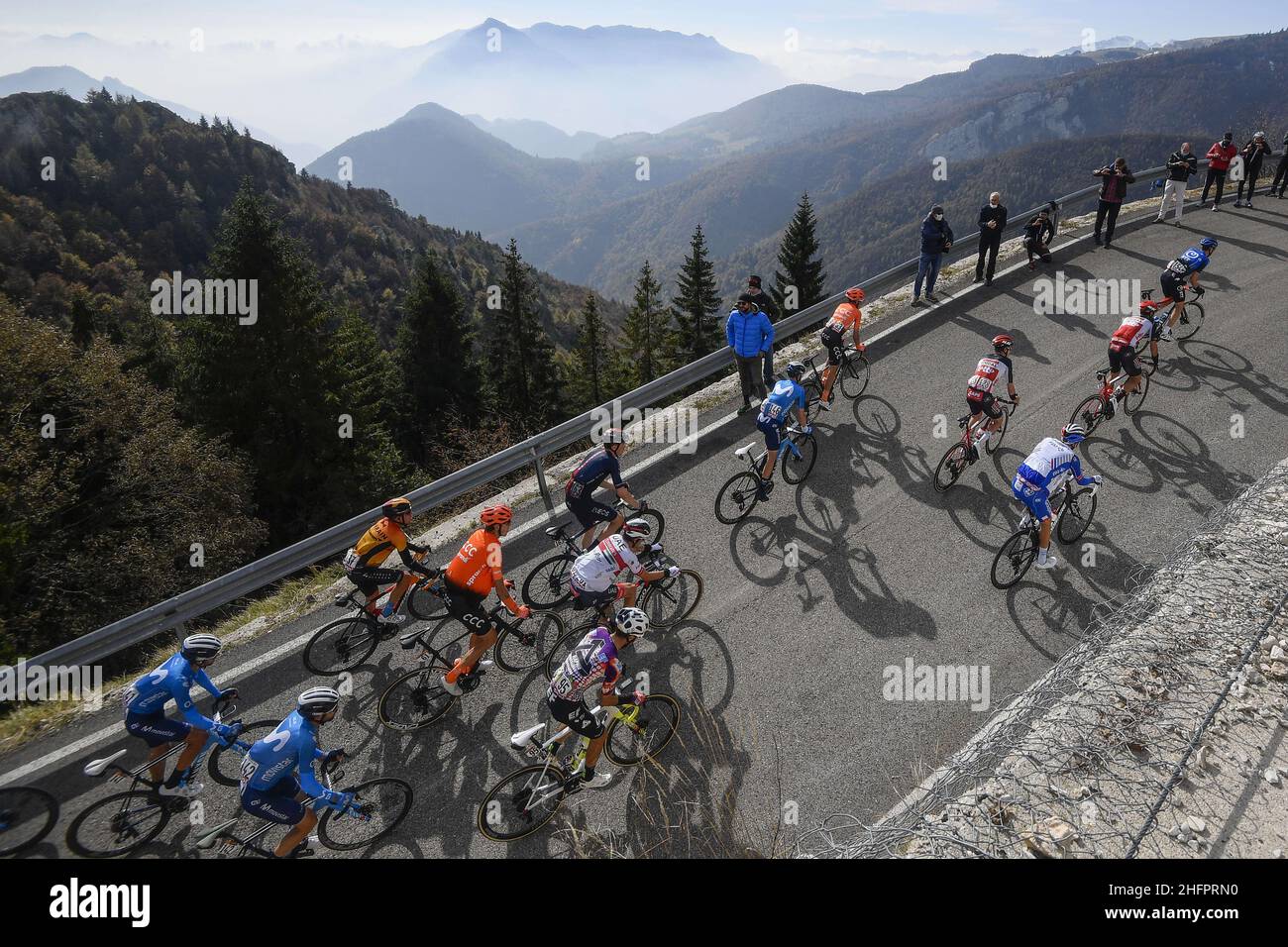 Fabio Ferrari/LaPresse 21. Oktober 2020 Italien Sport Cycling Giro d'Italia 2020 - Ausgabe 103th - Etappe 17 - von Bassano del Grappa bis Madonna di Campiglio im Bild: Während des Rennens. Stockfoto