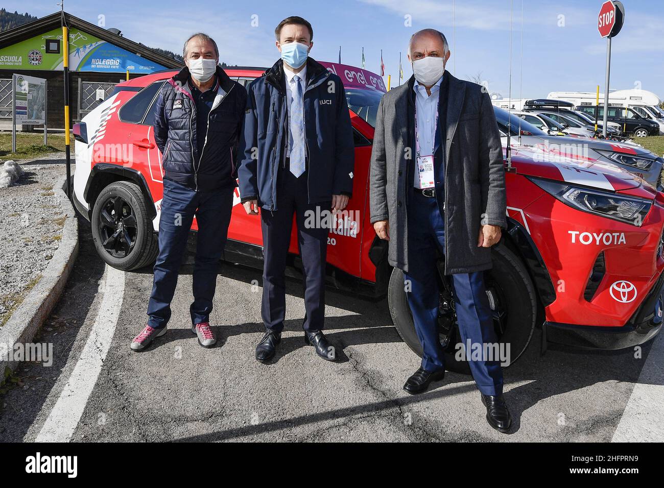 Fabio Ferrari/LaPresse 21. Oktober 2020 Italien Sport Cycling Giro d'Italia 2020 - Ausgabe 103th - Etappe 17 - von Bassano del Grappa bis Madonna di Campiglio im Bild: Während des Rennens Mauro Vegni, , David Lappartient, Renato Di Rocco Stockfoto