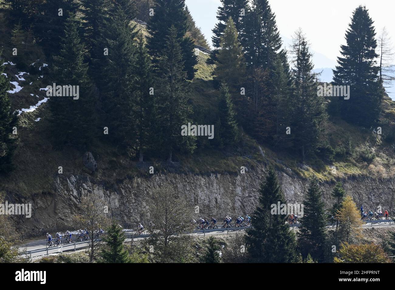 Fabio Ferrari/LaPresse 21. Oktober 2020 Italien Sport Cycling Giro d'Italia 2020 - Ausgabe 103th - Etappe 17 - von Bassano del Grappa bis Madonna di Campiglio im Bild: Während des Rennens. Stockfoto