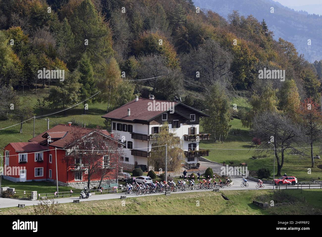 Fabio Ferrari/LaPresse 21. Oktober 2020 Italien Sport Cycling Giro d'Italia 2020 - Ausgabe 103th - Etappe 17 - von Bassano del Grappa bis Madonna di Campiglio im Bild: Während des Rennens. Stockfoto