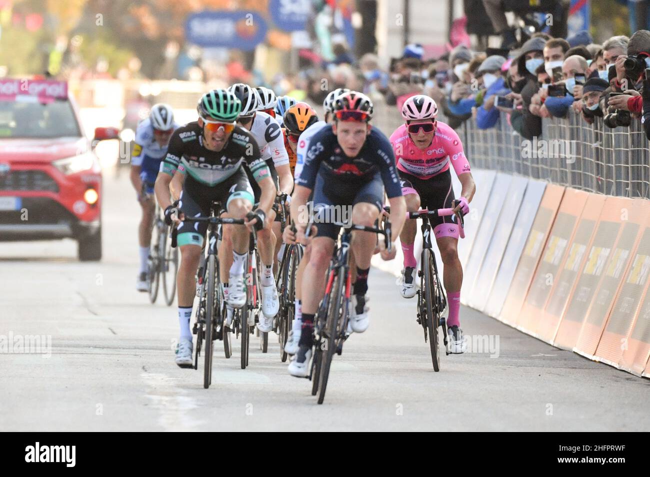 Massimo Paolone/LaPresse 21. Oktober 2020 Italien Sport Radfahren Giro d'Italia 2020 - Ausgabe 103th - Etappe 17 - von Bassano del Grappa bis Madonna di Campiglio auf dem Bild: Die Ankunft von Jo&#XE3;o Almeida (Deceuninck - Quick-Step) rosa Trikot Stockfoto