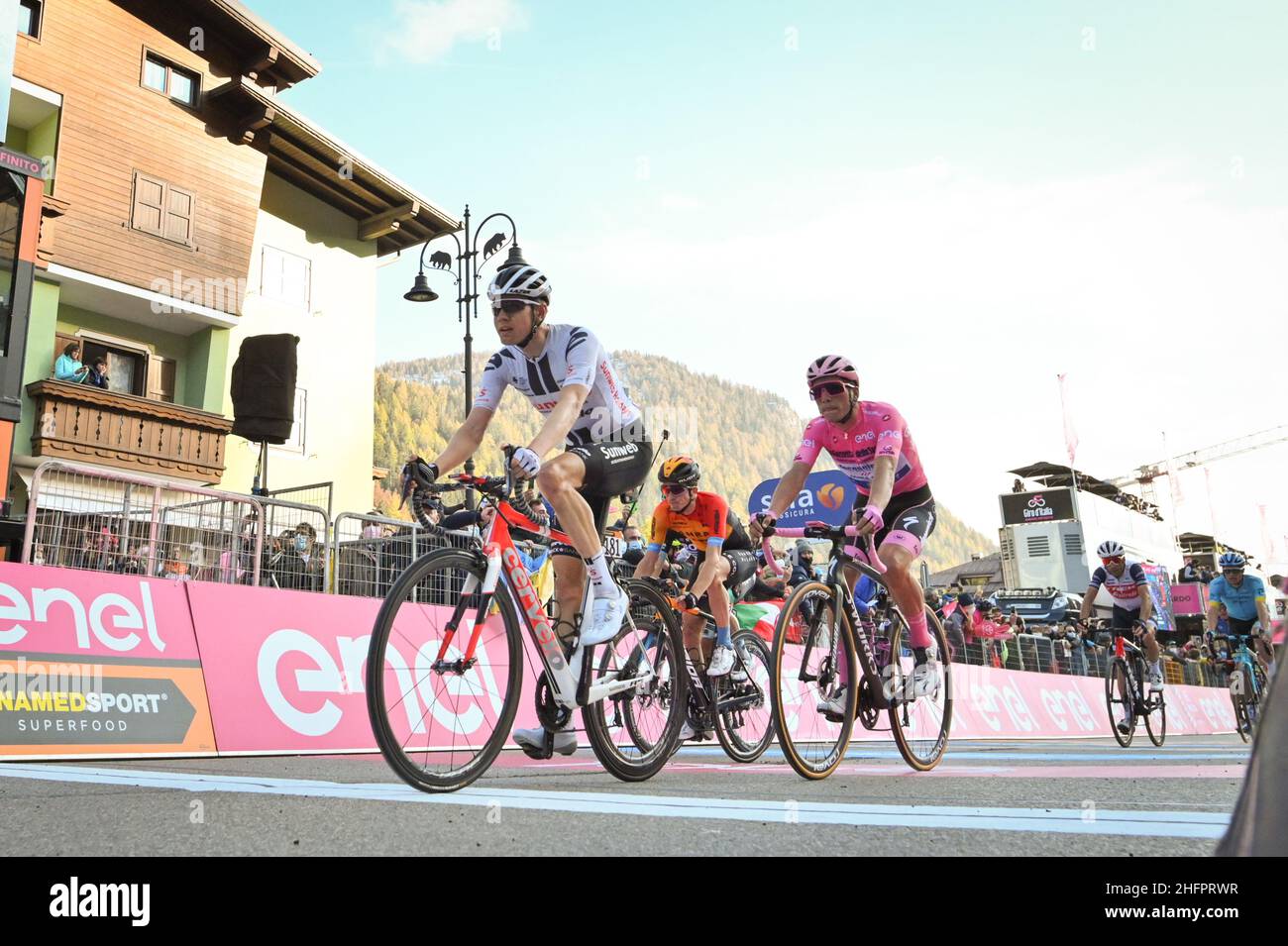 Massimo Paolone/LaPresse 21. Oktober 2020 Italien Sport Radfahren Giro d'Italia 2020 - Ausgabe 103th - Etappe 17 - von Bassano del Grappa bis Madonna di Campiglio auf dem Bild: Die Ankunft von Jo&#XE3;o Almeida (Deceuninck - Quick-Step) rosa Trikot Stockfoto