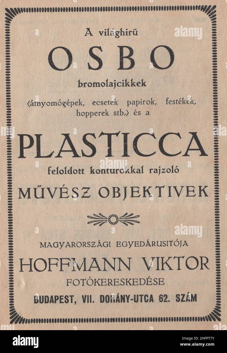 Antikes ungarisches Fotobuch ' Az Atnyomas' von 1923. Diese Fotoanzeigen stammen aus diesem Buch. Einige von ihnen reich illustriert. Es gibt eine Vielzahl von Dienstleistern Anzeigen und weltweit bekannten Marken ungarischen Abteilung Aktionen. Wie Chmura, Isola, Satrap, Sigurd, Kodak, Osbo, Carl Zeiss Jena. Quelle das Originalbuch. :die weltbekannten Plasticca-Objektive von Osbo sind im Hoffmann Viktors Shop in Budapest Dohány utca 62 erhältlich. Additional-Rights-Clearences-Not Available Stockfoto