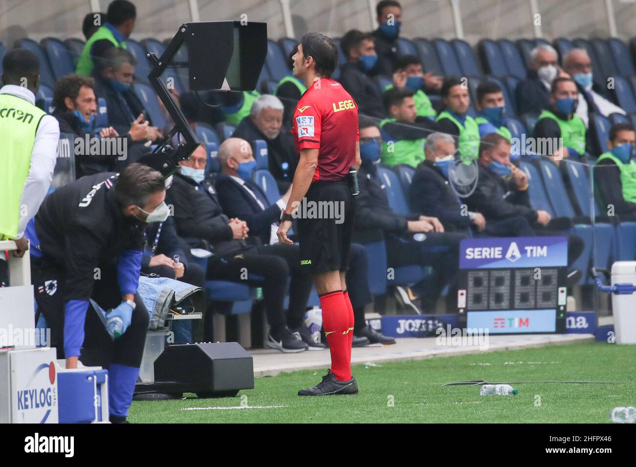 Stefano Nicoli/LaPresse 24-10-2020 Sport Soccer Atalanta vs Sampdoria Serie A Tim 2020/2021 Gewiss Stadium im Bild Schiedsrichter Calvarese am var Monitor Stockfoto