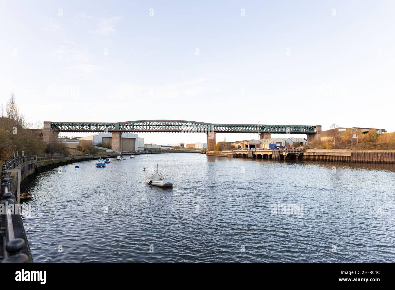 Sunderland UK: 25th Nov 2021: Die Queen Alexandra Bridge am River Wear in Sunderland an einem sonnigen Wintermorgen Stockfoto