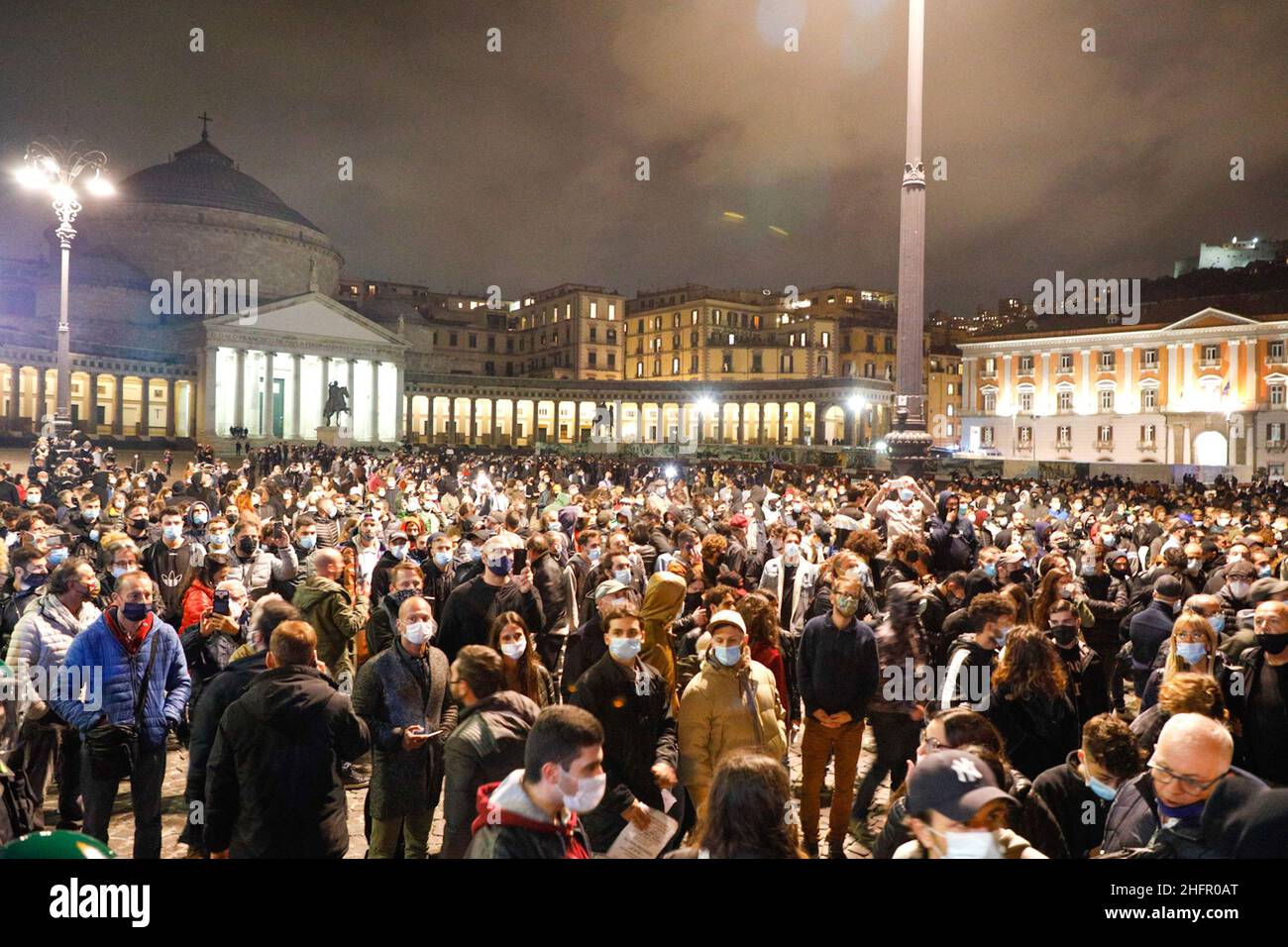 Fabio Sasso - LaPresse Oktober, 26 2020 Naples Virus-Ausbruch, Tausende von Menschen in Plebiscito Platz im Bild ein Moment des Ereignisses Stockfoto