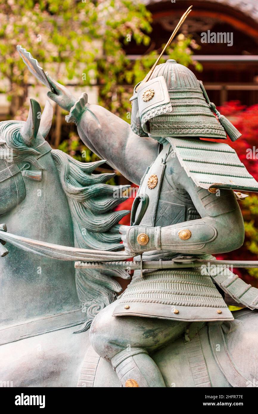 Statue am Suma Dera Tempel von Kumagai Naozane winkt seinem Fächer beim (unsichtbaren) Taira no Atsumori zu Beginn ihres Duells im genpei-Krieg in Japan. Stockfoto