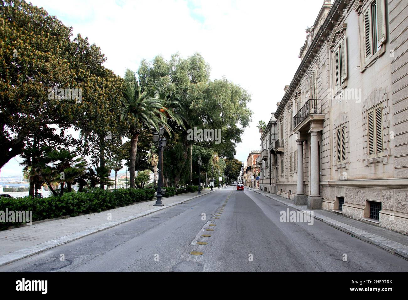 Foto Domenico Notaro/LaPresse06-11-2020 Reggio Calabria ItaliencronacaCalabria zona rossa, Primo giorno di lockdown dopo nuovo DPCM a Reggio CalabriaNella Foto la via Marina alta deserta&#xa0;Foto Domenico Notaro/LaPresse06-11-20208 Riace, Reggio Calabria ItalienNachrichten Calabriaregion wendet die Beschränkung der roten Zone an, erster Tag der Sperre in Reggio CalabriaIm Bild der Stadt Stockfoto