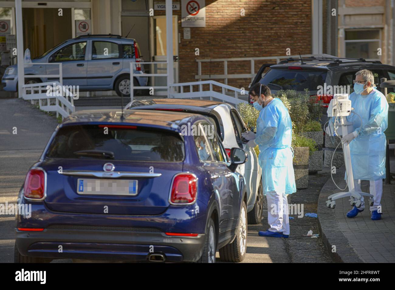 Alessandro Pone - LaPresse Napoli 8 novembre 2020 Cronaca Emergenza Covid a Napoli, i pronto soccorso degli ospedali sono saturi. I medici dell'ospedale Cotugno, sono costretti a curare i pazienti all'interno delle proprie Auto. Alessandro Pone - LaPresse Naples 8 november 2020 News Chronik Notruf Covid in Neapel sind die Notaufnahmen der Krankenhäuser gesättigt. Die Ärzte des Cotugno-Krankenhauses sind gezwungen, Patienten in ihren Autos zu behandeln. Stockfoto