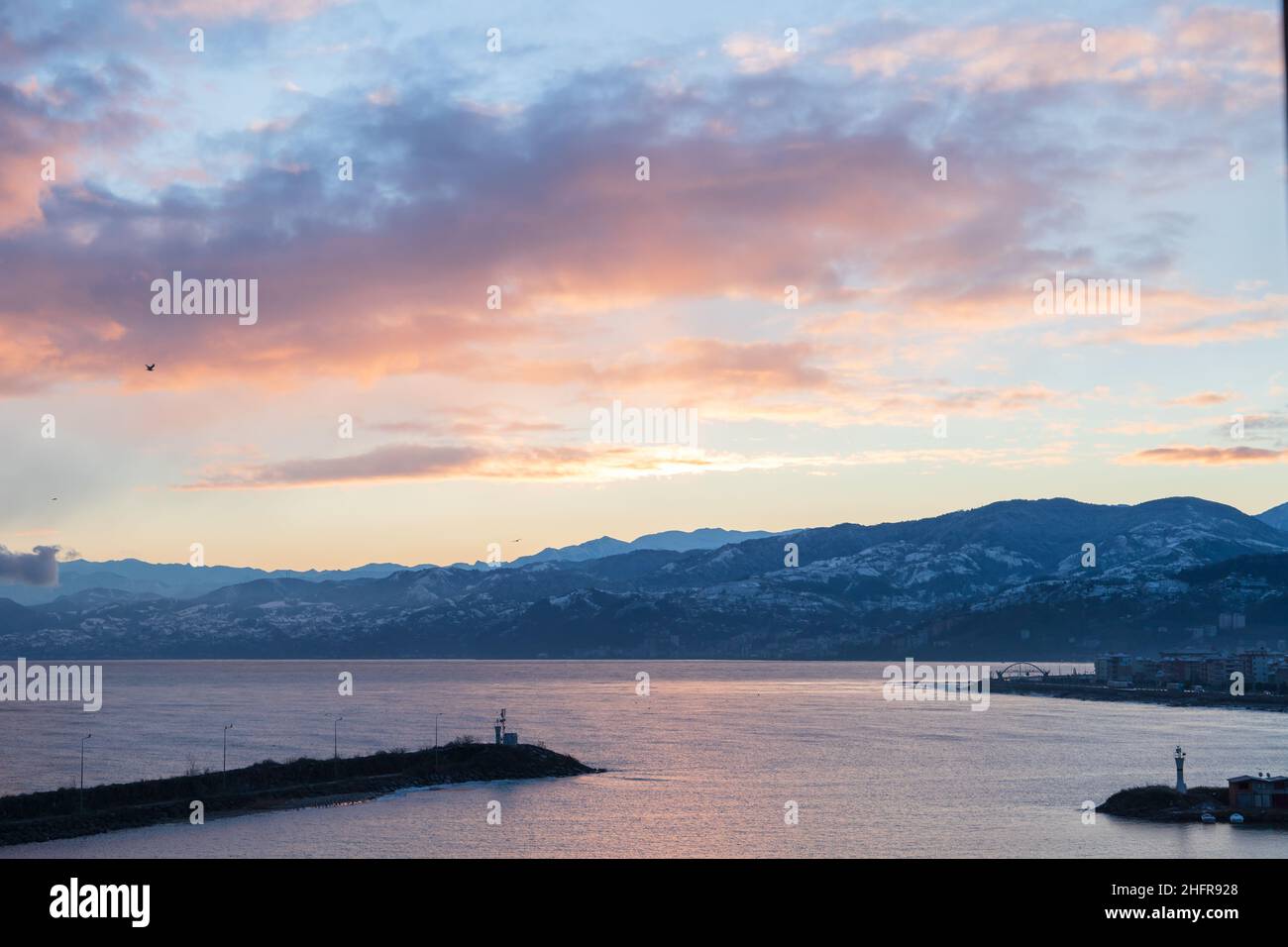 Küstenansicht mit Leuchttürmen am Eingang zum kleinen Fischerhafen von Arakli, Trabzon, Türkei. Schwarzmeerküste am Morgen Stockfoto