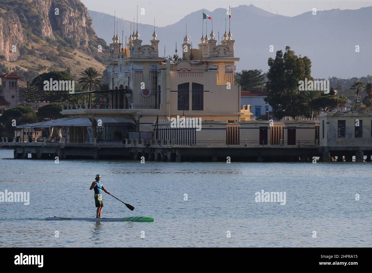 Alberto Lo Bianco/LaPresse News 10. November 2020 Mondello - Palermo Virus-Ausbruch stoppt nicht die Palermitans, Menschen am Mondello Strand in der pic Surf Stockfoto