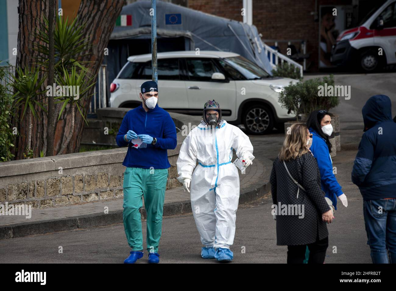 Foto Valeria Ferraro /LaPressecronaca14-11-2020 Napoli Coronavirus, lunghe file di Auto fuori dall'ospedale Cotugno di NapoliPhoto Valeria Ferraro /LaPressenewsNovember 14, 2020 Naples ItalyArbeiter gesehen im Park des Cotugno Krankenhauses. Menschen mit verdächtigem Covid-19 erhalten Hilfe mit Sauerstoff in Parkhäusern und außerhalb von Krankenhäusern. Stockfoto