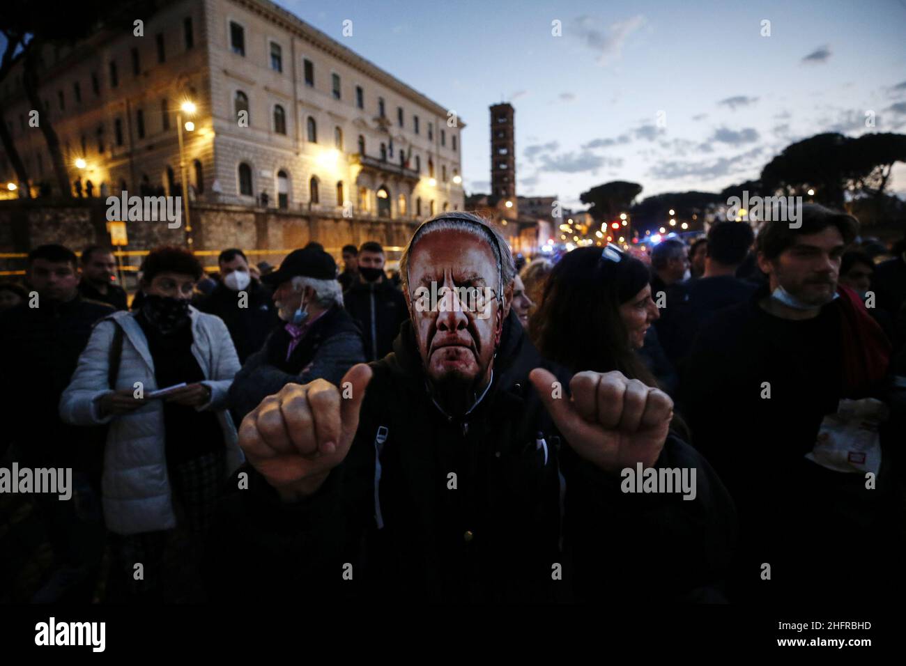 Cecilia Fabiano/LaPresse November 15 , 2020 Roma (Italien) News: Demonstration und Masse der rechtsextremen Organisation Marcia Su Roma in der Pic: Eine Maske von Vincenzo De Luca Stockfoto